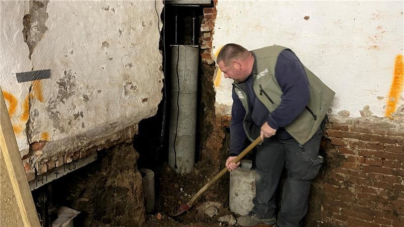 Einer der neuen Pfähle zur Stabilisierung der Borsteler Mühle ist bereits gesetzt worden, Reiner Pape hat schon mehrere Kubikmeter Schutt aus dem Keller geholt.