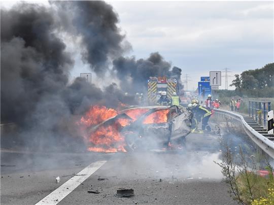 Einer der schlimmsten Unfälle auf der A26: Kurz vor der A26-Anschlussstelle Jork waren im Juli 2019 drei Pkw in Flammen aufgegangen. Vier Personen wurden teils schwer verletzt, ein Fahrer starb in seinem Fahrzeug. Fotos: Vasel