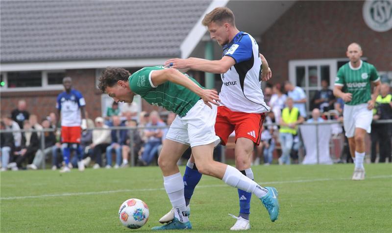 Elstorf verliert 1:8 gegen den HSV - aber jubelt am lautesten Zweikampf zwischen einem Elstorfer Spieler am Ball und einem HSV-Profi.
