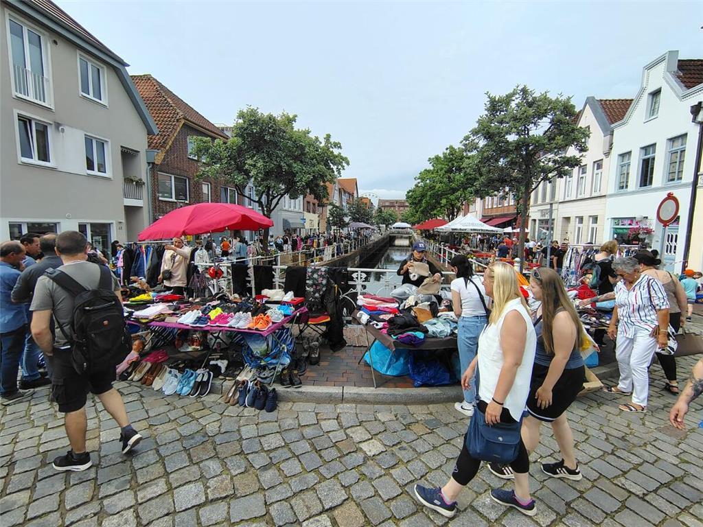 Einer der traditionellen Höhepunkte des Altstadtfests in Buxtehude: der Flohmark...