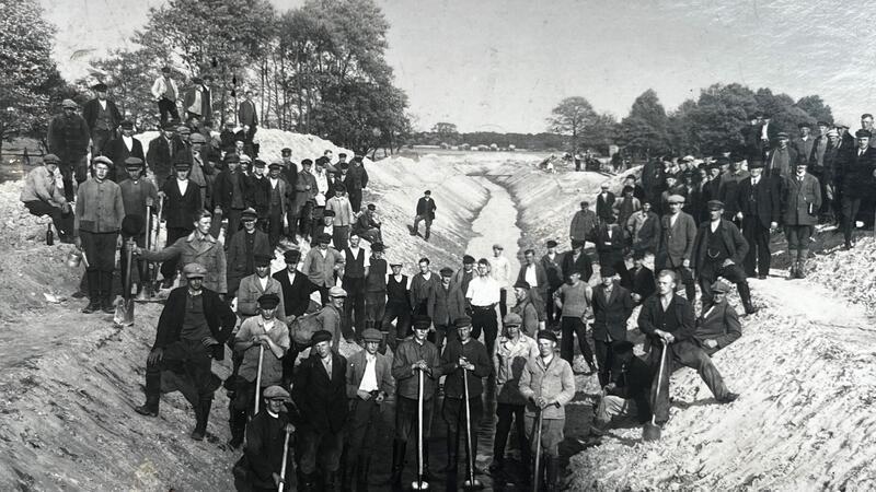 Einer dieser Männer dürfte Ruben Eichengrün sein. Das Foto wurde beim Bau des Kanals aufgenommen, stammt aus dem Nachlass der Baufirma Müller und liegt im Stader Stadtarchiv.