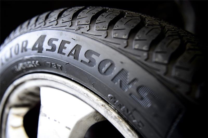 Einer für alle Fälle: Je nach Situation können sich sogenannte Allwetter- oder Ganzjahresreifen für manche Autofahrer lohnen. Foto: Sina Schuldt/dpa/dpa-tmn