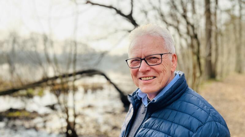 Einer seiner Lieblingsplätze: Dr. Wolfgang Kurtze am Mühlenteich in Hagen. Der promovierte Biologe hat für die Lions-Umweltstiftung das zweite Buch über Phänomene der Natur vorgelegt.