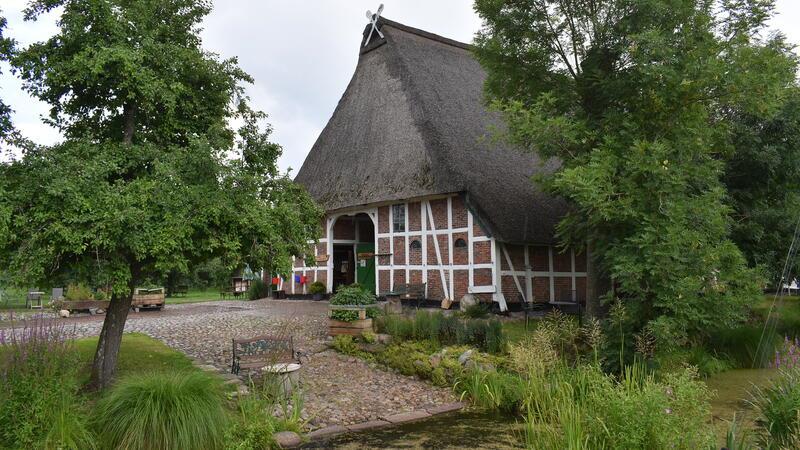 Einer von 13 welterbewürdigen Traditionskernen im Alten Land: Blick auf das Haupthaus des Harms-Hofes von 1606 in Königreich.