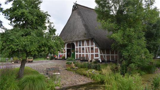 Einer von 13 welterbewürdigen Traditionskernen im Alten Land: Blick auf das Haupthaus des Harms-Hofes von 1606 in Königreich.