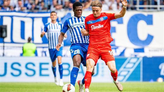 Einer von vielen Zweikämpfen im Spiel: Pierre Nadjombe (1. FC Magdeburg) und Jonas Therkelsen (r, Holstein Kiel) in Aktion.