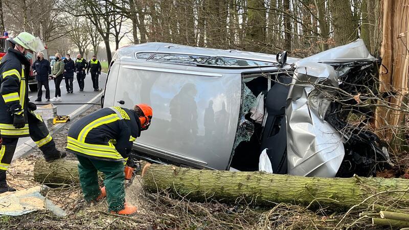 Einer von vier tödlichen Unfällen: In Horneburg prallte ein Mann mit seinem Wagen gegen einen Baum.