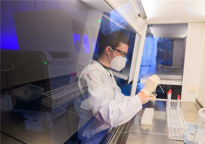 Einerseits ist die Inzidenz gesunken. Andererseits lassen viele Menschen ihre Infektion nicht mehr über einen PCR-Test bestätigen - sie fließt dann nicht in die offizielle Statistik ein. Foto: Julian Stratenschulte/dpa