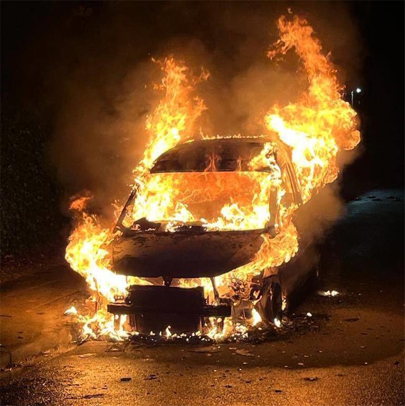 Brandstiftung? Fünf Autos in Stade stehen in Flammen Eines der Autos im Vollbrand. Foto: Feuerwehr Stade