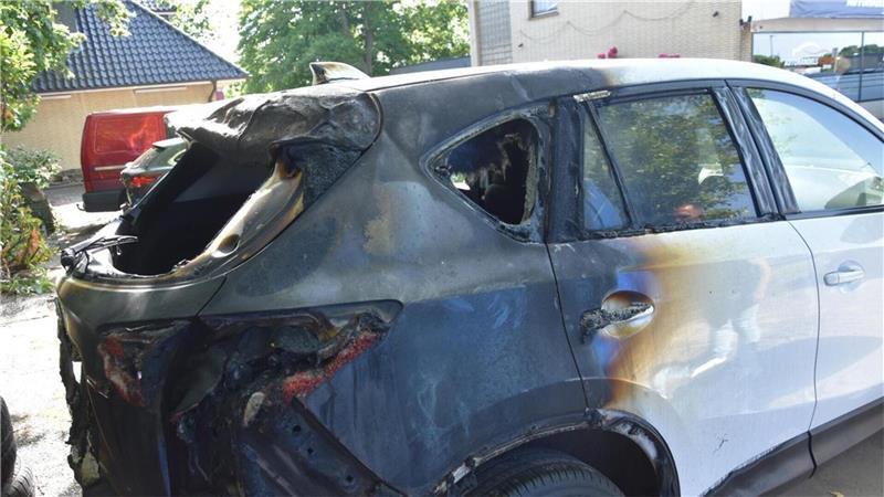 „Fühle mich verarscht“: Zevener Autohändler nach Brand vor dem Ruin Eines der Autowracks aus der Brandnacht steht noch auf dem Gelände.