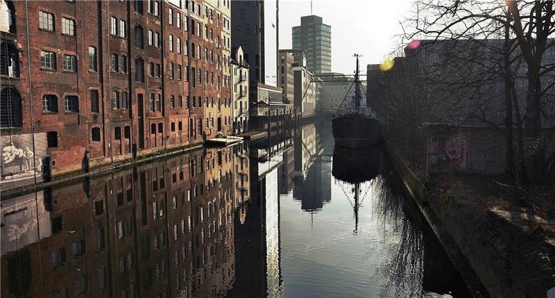 Eines der Motive der Ausstellung zeigt den Harburger Speicherkanal . Foto Hussein Ibrahim