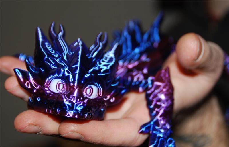 Drachenkopf aus dem 3D-Drucker: Apenser macht Hobby zum Nebenjob Eines der Produkte aus dem 3D-Drucker: Der schillernde Drache ist sogar beweglich.