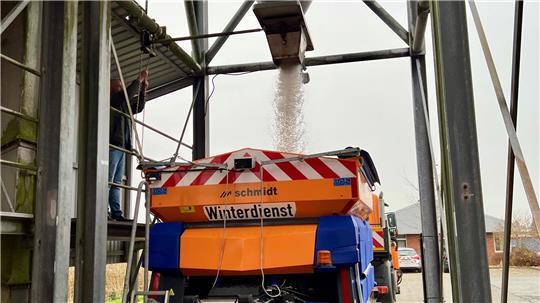 Eines der Streufahrzeuge des Landkreises Stade wird mit Salz befüllt.