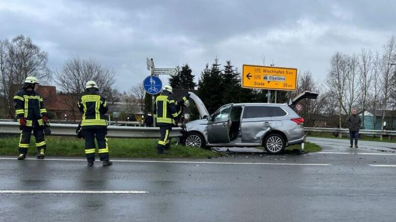 Eines der Unfallfahrzeuge landete in der Leitplanke. 