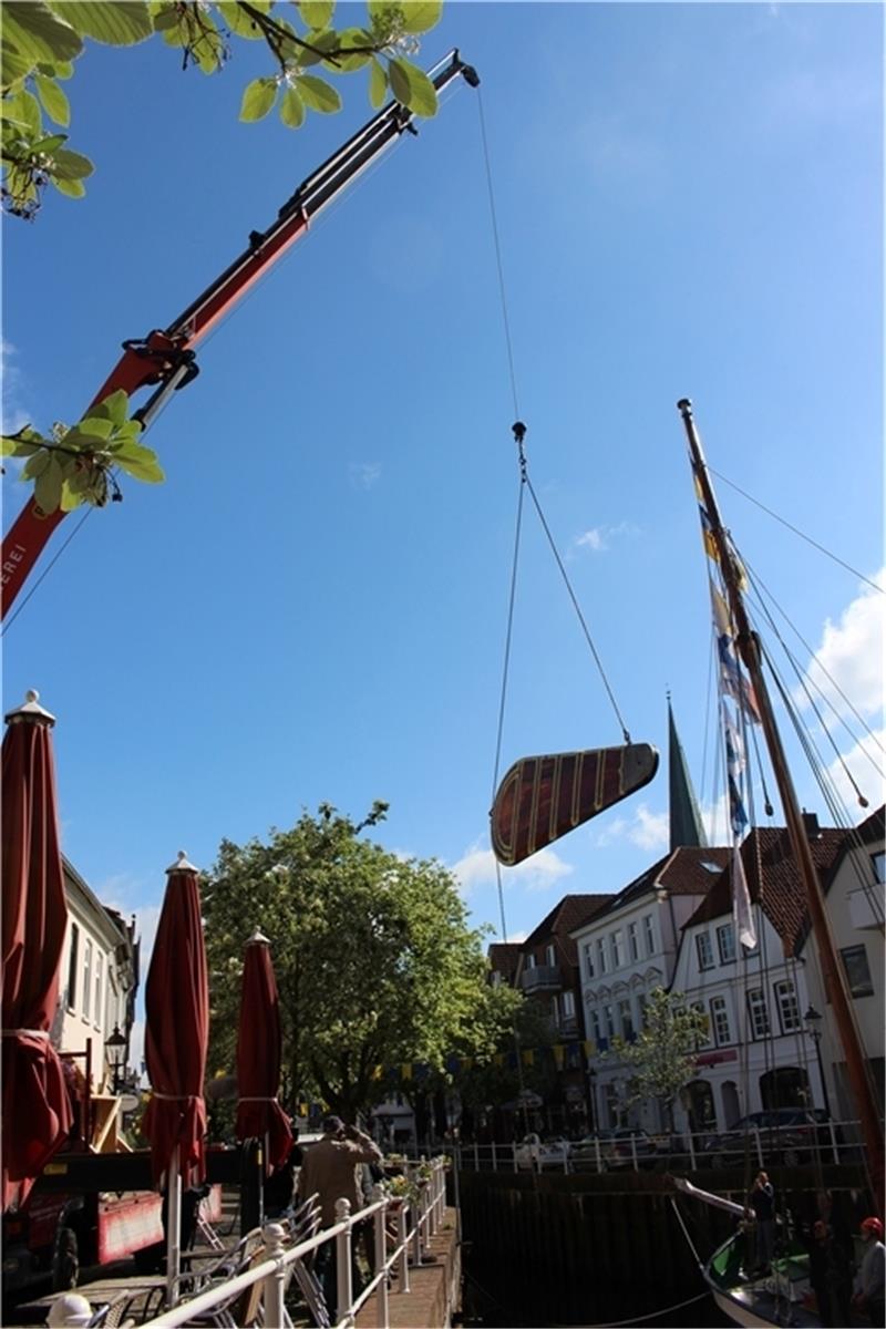 Eines der beiden Seitenschwerter des Ewers Margareta schwebt über das Fleth. Foto: Frank