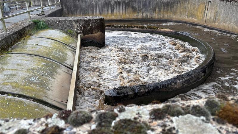 Mit diesem Becken kann Harsefeld auf 30.000 Einwohner wachsen Eines der beiden bisherigen Belebungsbecken: Im Harsefelder Klärwerk wird das Wasser von 23.000 Einwohnern gereinigt.