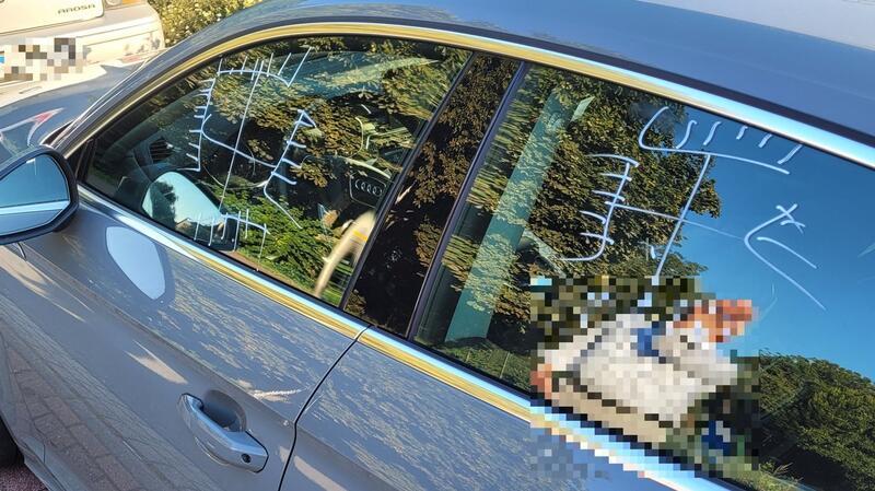Buxtehude: Unbekannter bemalt neun Autos mit weißen Zeichen Eines der bemalten Autos in Buxtehude.