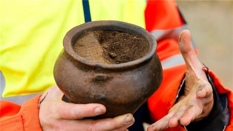 Siedlungsplatz in Heide freigelegt Eines der spannenden Ausgrabungsstücke ist für Solveig Ketelsen ein gut erhaltenes Vorratsgefäß.