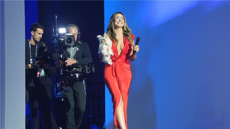 Heidi Klum sind Social-Media-Algorithmen „schnurzegal“ Eines ihrer Rezepte ist ganz klar: Charmantes Lächeln und Freundlichkeit.