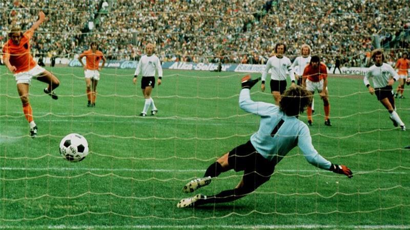 Eines seiner bekanntesten Tore: Johan Neeskens trifft im WM-Endspiel 1974 gegen Deutschland zur 1:0-Führung.