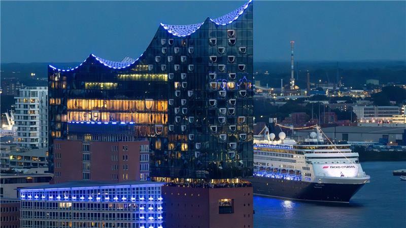 Große Pötte und Feuerwerk: Cruise Days locken Zehntausende nach Hamburg Eines von fünf Kreuzfahrtschiffen zog am Samstagabend an der Elbphilharmonie vorbei.