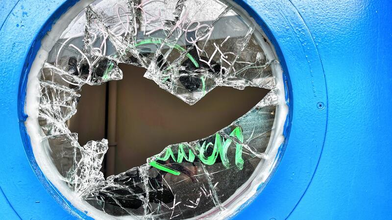 Angst auf dem Stader Pferdemarkt und am Bahnhof: Diese Maßnahmen sollen helfen Eines von vielen zerbrochenen Fenstern im Parkhaus am Bahnhof.