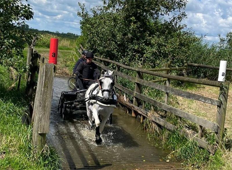 Eines von zwei Wasserhindernissen auf der Geländestrecke in Engelschoff.
