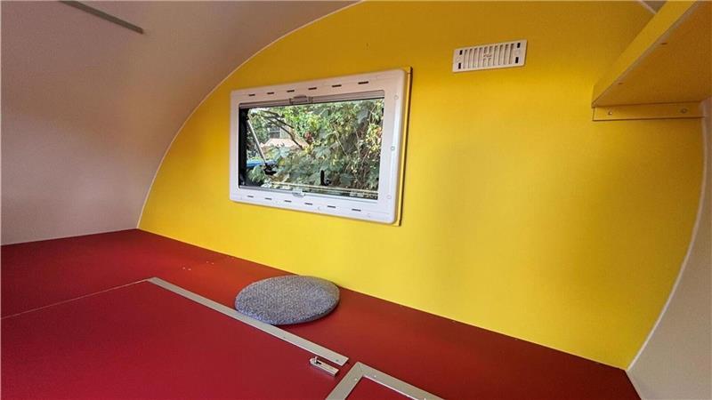 Diese Schneckenhaus-Wohnwagen aus dem Nachbarkreis sind kleine Raumwunder Blick in einen Schneckenhaus-Wohnwagen– aus einer Sitzecke ist eine Liegefläche geworden.