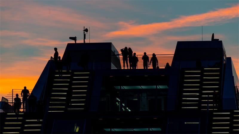 Diese 7 Hamburg-Spots haben besten Ausblick und sind kostenlos Einfach auf einem Bürogebäude an der Elbe laufen? Das geht beim Dockland. (Archivbild)