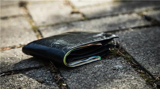 Einfach aufheben und mitnehmen? Wer eine Geldbörse einfach an sich nimmt und behält, macht sich wegen Unterschlagung strafbar.