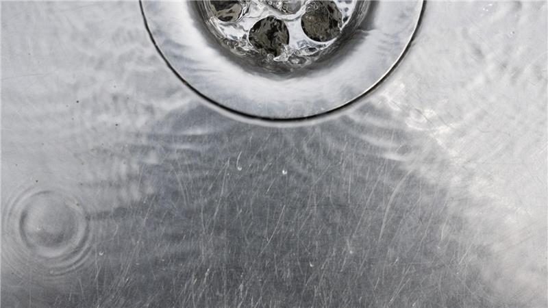 Klo verstopft? Wie Sie es selbst lösen – und wann der Profi ran muss Einfach das Wasser laufenlassen - oft hilft das schon, wenn aus dem Abfluss unangenehme Gerüche aufsteigen.