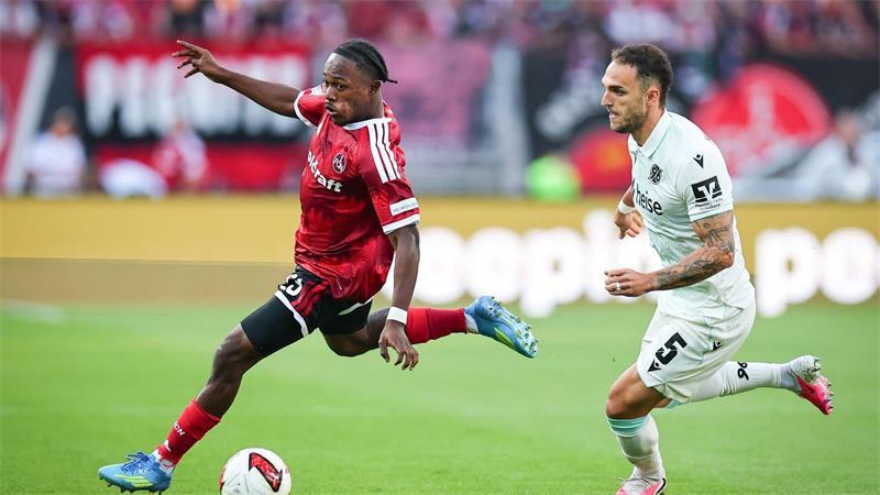 Titz unter Druck: Hannover 96 verliert auch in Nürnberg Einfach nicht zu stoppen: Nürnbergs Matchwinner Mohamed Ali Zoma (l).
