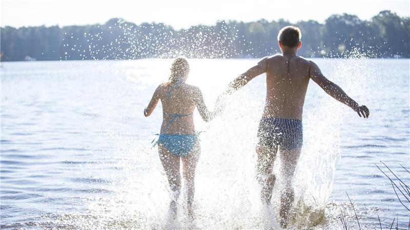 Einfach so in den See springen? Ist dieser von öffentlichem Gelände aus erreichbar, ist das in der Regel unproblematisch. 
