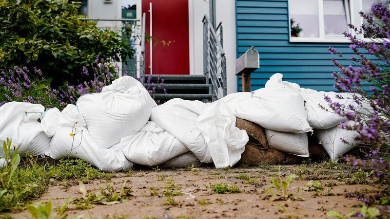 So schützen Sie Ihr Haus vor Starkregen Einfach und effektiv: Sandsäcke können Wasser erst einmal aufhalten.
