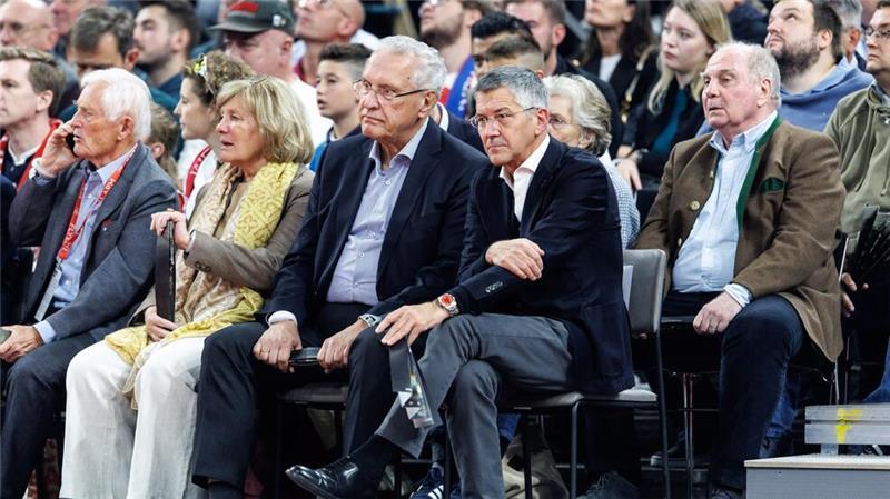 Einfache Stühle statt nobler Sessel für die VIPs: Bayerns Innenminister Joachim Herrmann, Vereinspräsident Herbert Hainer und Ehrenpräsident Uli Hoeneß.
