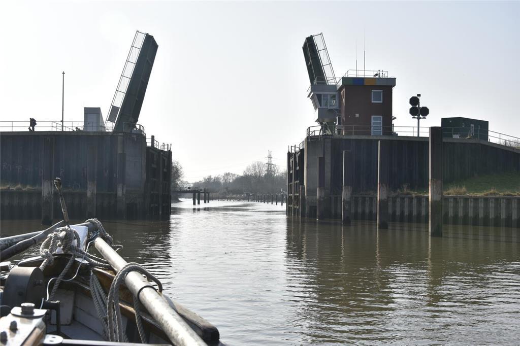 Einfahrt in den Stader Hafen. 