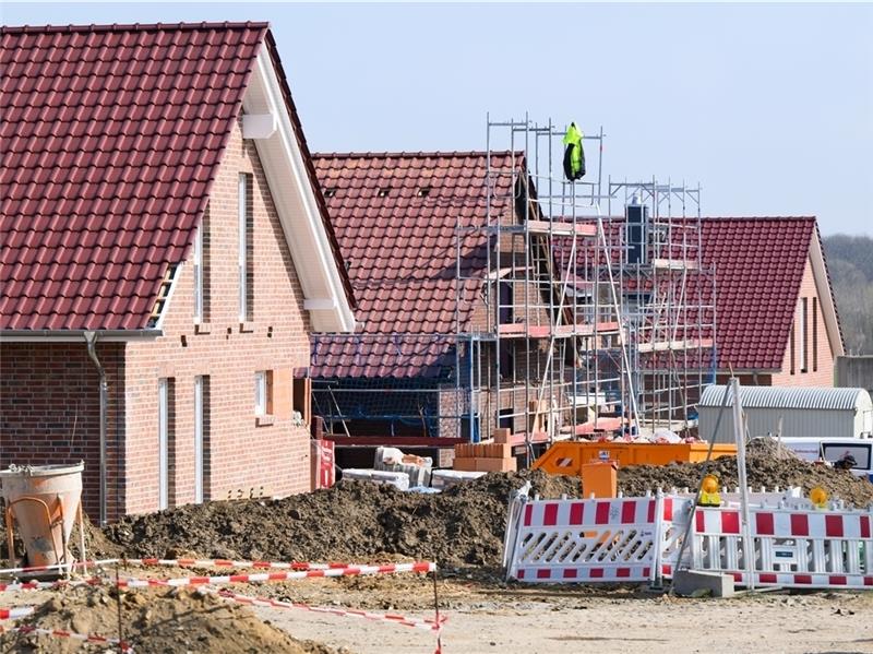 Einfamilienhäuser im Bau. Wer Grundvermögen besitzt, muss Grundsteuer zahlen. Die wird bundesweit neu berechnet. Foto: Julian Stratenschulte/ dpa