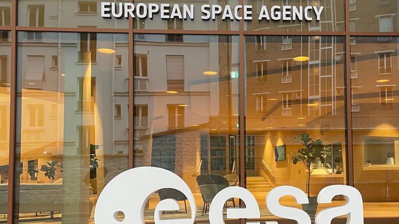 Esa vergibt Auftrag für „Sentinel-2“-Entwicklung an OHB Eingang der Zentrale der ESA in Paris.