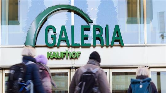 Eingang des Kaufhauses Galeria Karstadt Kaufhof.