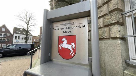 Eingang des Landgerichts Stade, wo der Prozess wegen bewaffneten Drogenhandels fortgesetzt wird.