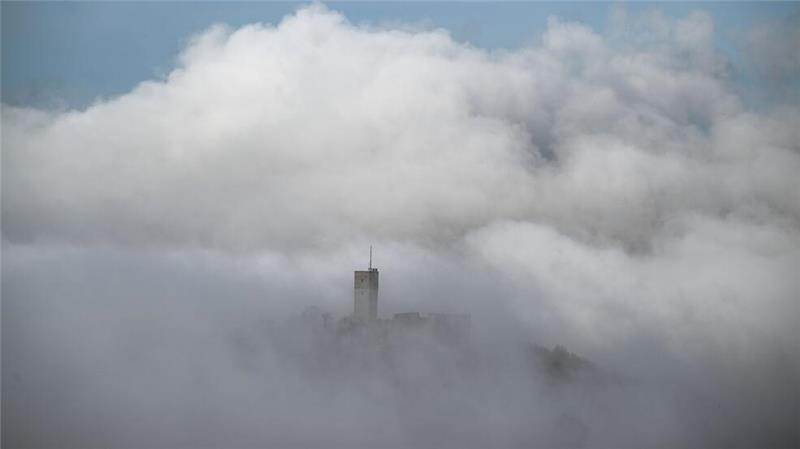 Eingebettet im Nebel ist die Burgruine Königstein im Taunus zu sehen.