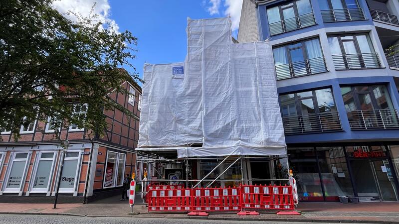 Eingepackt: Das schmale Geschäftshaus Waldvogel in der Großen Schmiedestraße, Ecke Goos.