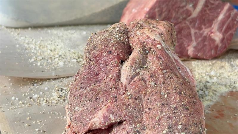 Raffinesse vom Rost: Wie die Barbecue-Fans für Grill-Genuss sorgen Eingerieben wird das Fleisch mit Bastis Mischung aus Salz, Gewürzen und ein bisschen Zucker.