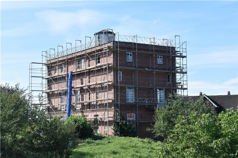 Eingerüstet: Der Stader Architekt Assmus Buttge baut den Gasthof „Zur schönen Aussicht“ denkmalgerecht um. Elf Wohnungen entstehen. Foto: Vasel