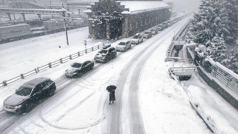 Starke Schneefälle: Totalsperre der Brennerautobahn Eingeschneite Autos auf der Brennerautobahn im Stau.