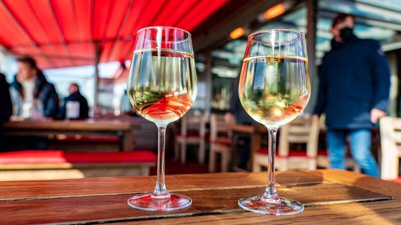Weil Personal fehlt: Etliche Restaurants schränken Öffnungszeiten ein Eingeschränkte Öffnungszeiten: Wer in den Urlaubsorten in SH und MV abends einen Wein trinken möchte, muss in einigen Lokalen früher gehen. (Archivbild)
