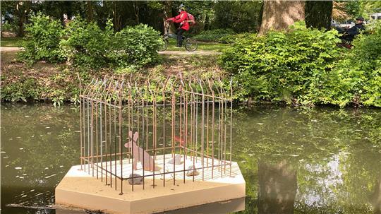 Eingesperrter Hase auf dem Viver: Die von Klaus Noormann für Buxtehude geschmiedete Kunstinsel trägt den Titel „Meister Lampe Dusa“.