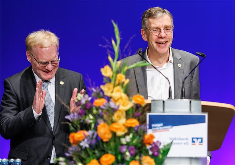 Eingespieltes Duo: Aufsichtsratsvorsitzender Axel Lohse (links) applaudiert Henning Porth für seine Arbeit in den vergangenen Jahrzehnten.
