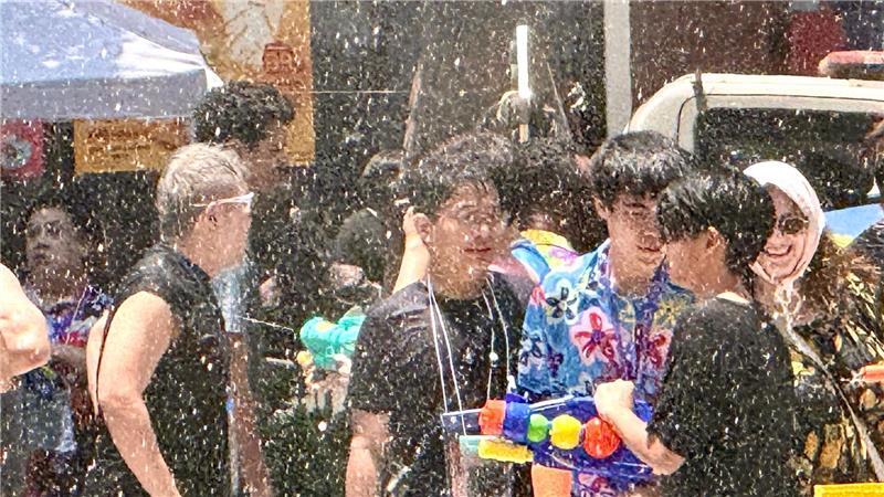 Einheimische und Touristen feiern traditionell zusammen - die meisten sind nach wenigen Minuten klatschnass.