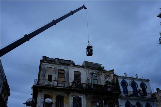 Einheiten der Feuerwehr sind im Einsatz, nachdem ein Haus in der berühmten kubanischen Altstadt eingestürzt ist.